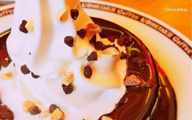 ソフトクリームにチョコチップとナッツがかかっています。
